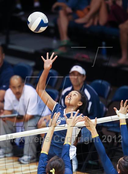 Thumbnail 1 in Kamehameha vs. Punahou (HHSAA D1 Final) photogallery.