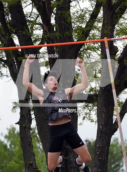 Thumbnail 1 in CHSAA 4A Finals (Pole Vault) photogallery.