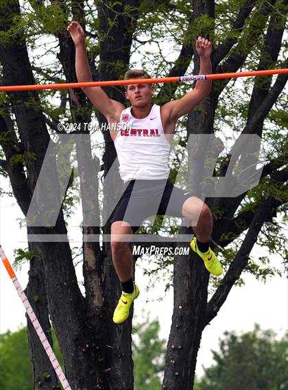Thumbnail 1 in CHSAA 4A Finals (Pole Vault) photogallery.