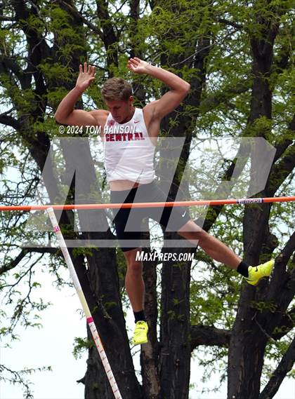 Thumbnail 1 in CHSAA 4A Finals (Pole Vault) photogallery.