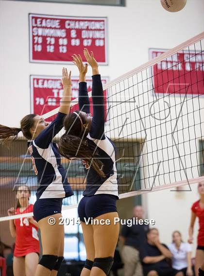 Thumbnail 3 in Flintridge Sacred Heart vs. La Salle JV photogallery.
