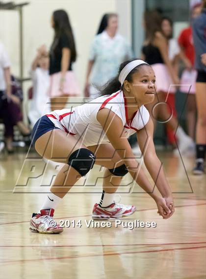 Thumbnail 1 in Flintridge Sacred Heart vs. La Salle JV photogallery.
