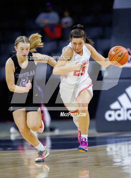 Thumbnail 2 in Omaha Central vs. Millard South (Metro Tournament Final) photogallery.