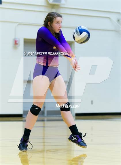 Thumbnail 2 in Sinton vs. Navarro (UIL 4A Regional Semifinal) photogallery.