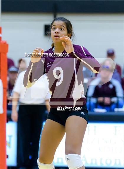 Thumbnail 3 in Sinton vs. Navarro (UIL 4A Regional Semifinal) photogallery.