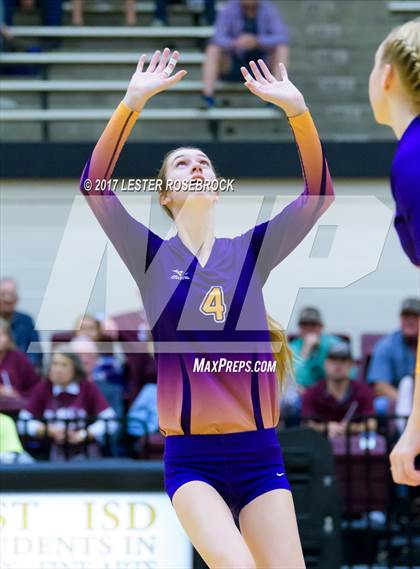 Thumbnail 1 in Sinton vs. Navarro (UIL 4A Regional Semifinal) photogallery.