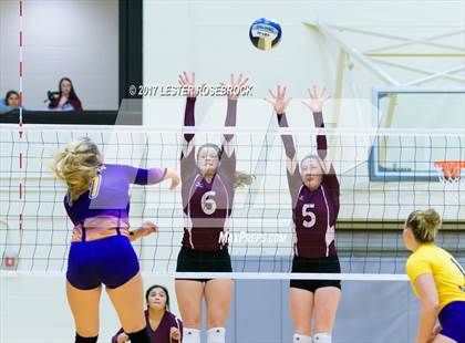 Thumbnail 2 in Sinton vs. Navarro (UIL 4A Regional Semifinal) photogallery.