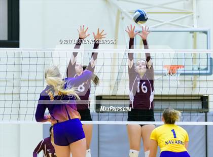 Thumbnail 2 in Sinton vs. Navarro (UIL 4A Regional Semifinal) photogallery.