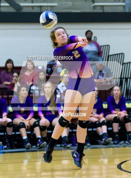 Thumbnail 3 in Sinton vs. Navarro (UIL 4A Regional Semifinal) photogallery.