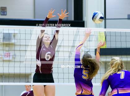 Thumbnail 2 in Sinton vs. Navarro (UIL 4A Regional Semifinal) photogallery.