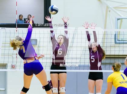 Thumbnail 2 in Sinton vs. Navarro (UIL 4A Regional Semifinal) photogallery.