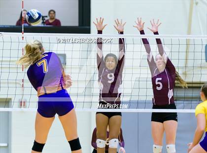Thumbnail 3 in Sinton vs. Navarro (UIL 4A Regional Semifinal) photogallery.