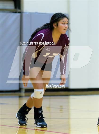 Thumbnail 2 in Sinton vs. Navarro (UIL 4A Regional Semifinal) photogallery.