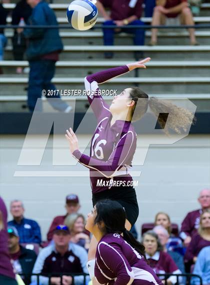 Thumbnail 3 in Sinton vs. Navarro (UIL 4A Regional Semifinal) photogallery.