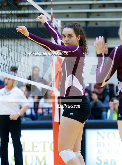 Thumbnail 3 in Sinton vs. Navarro (UIL 4A Regional Semifinal) photogallery.