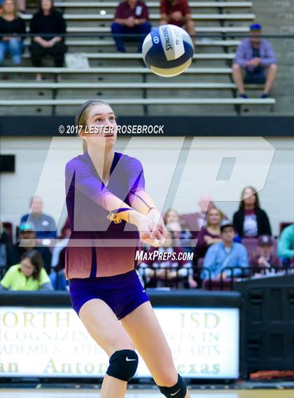 Thumbnail 2 in Sinton vs. Navarro (UIL 4A Regional Semifinal) photogallery.