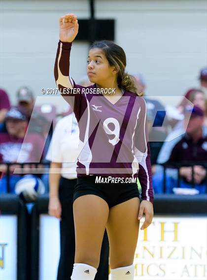 Thumbnail 2 in Sinton vs. Navarro (UIL 4A Regional Semifinal) photogallery.