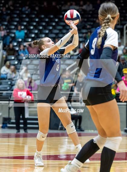 Thumbnail 1 in Boyd vs. Stockdale (UIL 3A Volleyball Division II Final) photogallery.