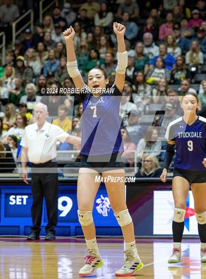 Thumbnail 1 in Boyd vs. Stockdale (UIL 3A Volleyball Division II Final) photogallery.