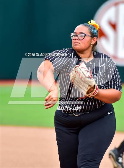 Thumbnail 2 in Kingwood vs. Forney (UIL Softball 6A Div 2 Final) photogallery.