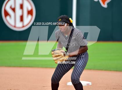 Thumbnail 2 in Kingwood vs. Forney (UIL Softball 6A Div 2 Final) photogallery.