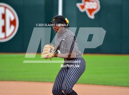 Thumbnail 3 in Kingwood vs. Forney (UIL Softball 6A Div 2 Final) photogallery.