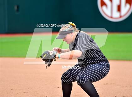 Thumbnail 3 in Kingwood vs. Forney (UIL Softball 6A Div 2 Final) photogallery.
