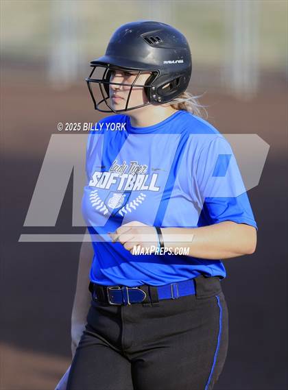 Thumbnail 3 in Grand Saline vs Wills Point photogallery.