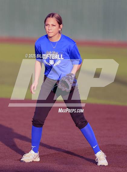 Thumbnail 1 in Grand Saline vs Wills Point photogallery.