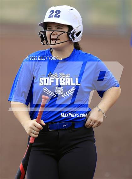 Thumbnail 1 in Grand Saline vs Wills Point photogallery.