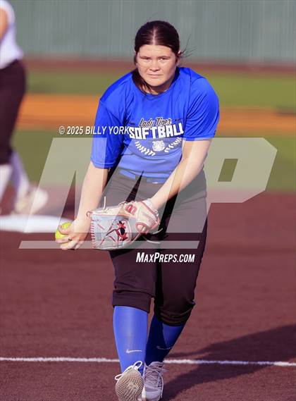Thumbnail 1 in Grand Saline vs Wills Point photogallery.
