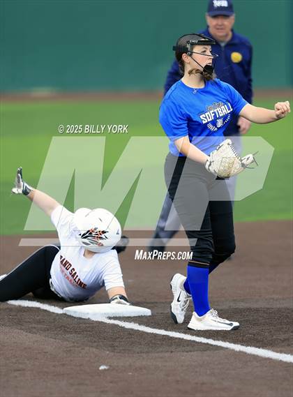 Thumbnail 1 in Grand Saline vs Wills Point photogallery.
