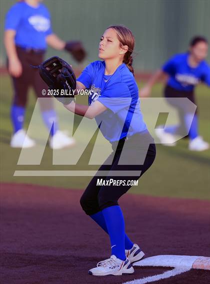 Thumbnail 1 in Grand Saline vs Wills Point photogallery.