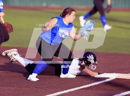Thumbnail 1 in Grand Saline vs Wills Point photogallery.