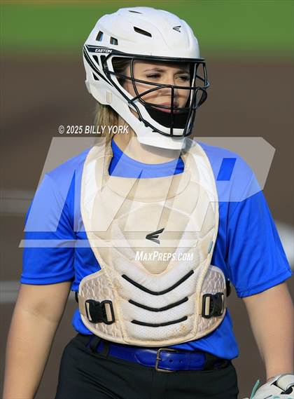 Thumbnail 1 in Grand Saline vs Wills Point photogallery.