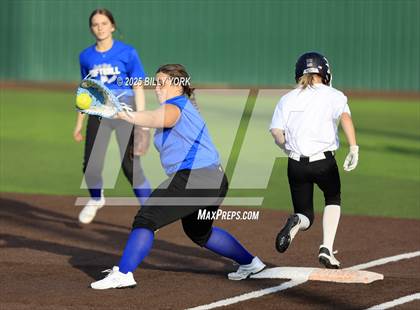 Thumbnail 2 in Grand Saline vs Wills Point photogallery.