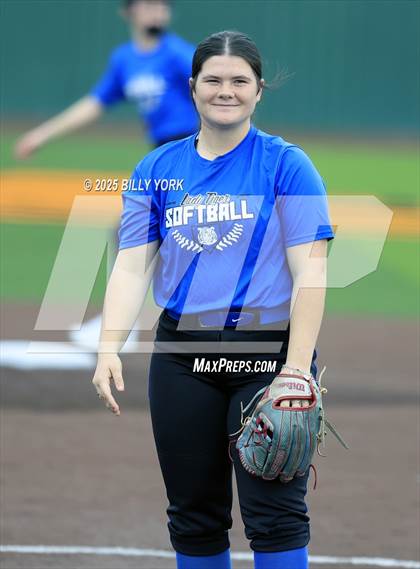 Thumbnail 1 in Grand Saline vs Wills Point photogallery.