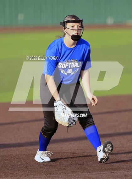 Thumbnail 2 in Grand Saline vs Wills Point photogallery.