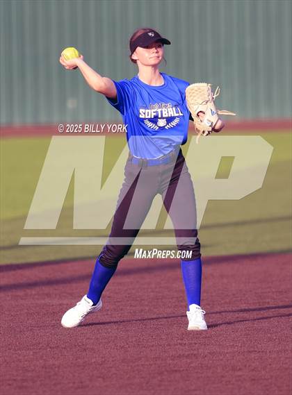 Thumbnail 1 in Grand Saline vs Wills Point photogallery.