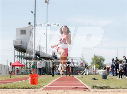 Thumbnail 2 in UIL 5A & 6A Area 05/06 Track Meet photogallery.