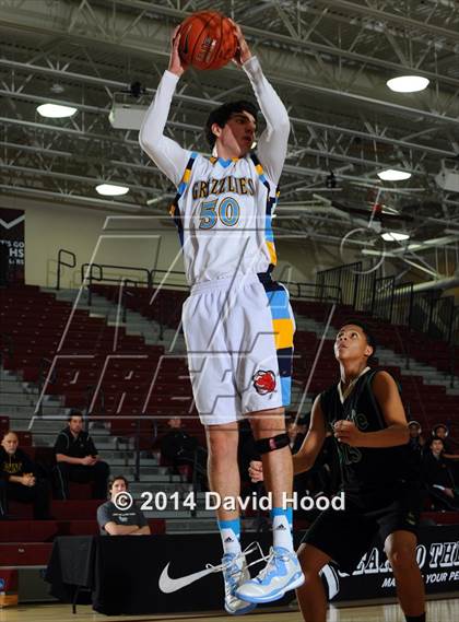 Thumbnail 1 in Lakeside vs. Los Osos (MaxPreps Holiday Classic) photogallery.