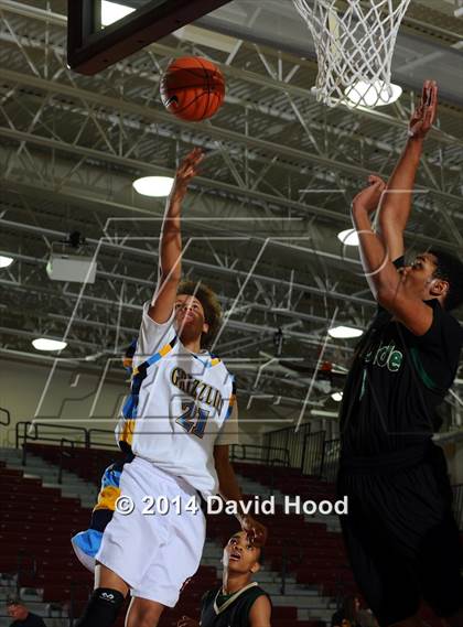 Thumbnail 3 in Lakeside vs. Los Osos (MaxPreps Holiday Classic) photogallery.