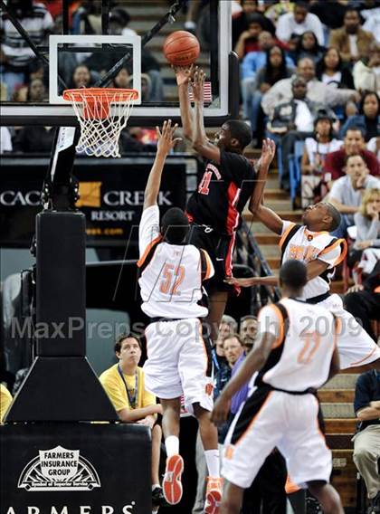 Thumbnail 3 in Westchester vs. McClymonds (CIF State D1 Final) photogallery.