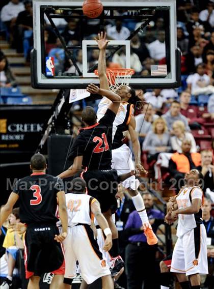 Thumbnail 2 in Westchester vs. McClymonds (CIF State D1 Final) photogallery.