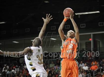 Thumbnail 2 in Shelby vs. East Lincoln (NCHSAA 2A West Final) photogallery.