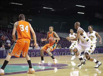 Thumbnail 3 in Shelby vs. East Lincoln (NCHSAA 2A West Final) photogallery.