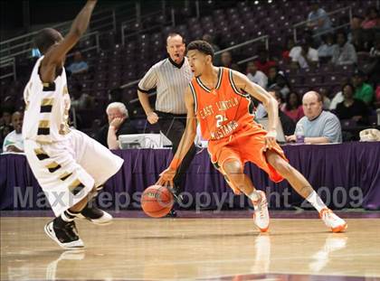 Thumbnail 3 in Shelby vs. East Lincoln (NCHSAA 2A West Final) photogallery.