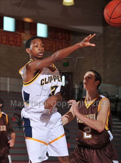 Thumbnail 3 in Xaverian vs Parker (MaxPreps Holiday Classic) photogallery.