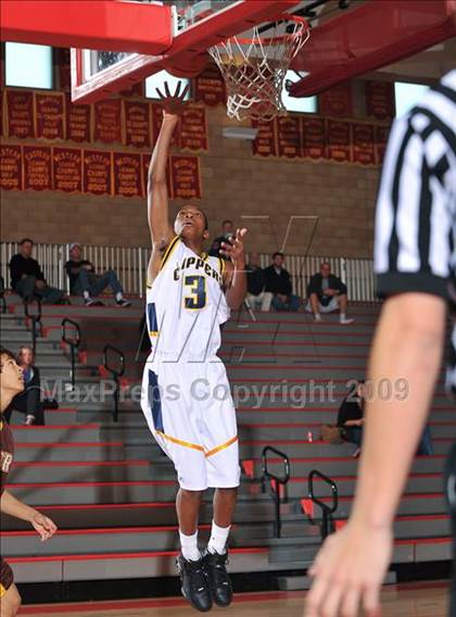 Thumbnail 1 in Xaverian vs Parker (MaxPreps Holiday Classic) photogallery.