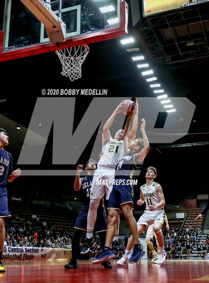 Thumbnail 2 in Delano vs. Kingsburg (CIF D4 Central Section Championship) photogallery.